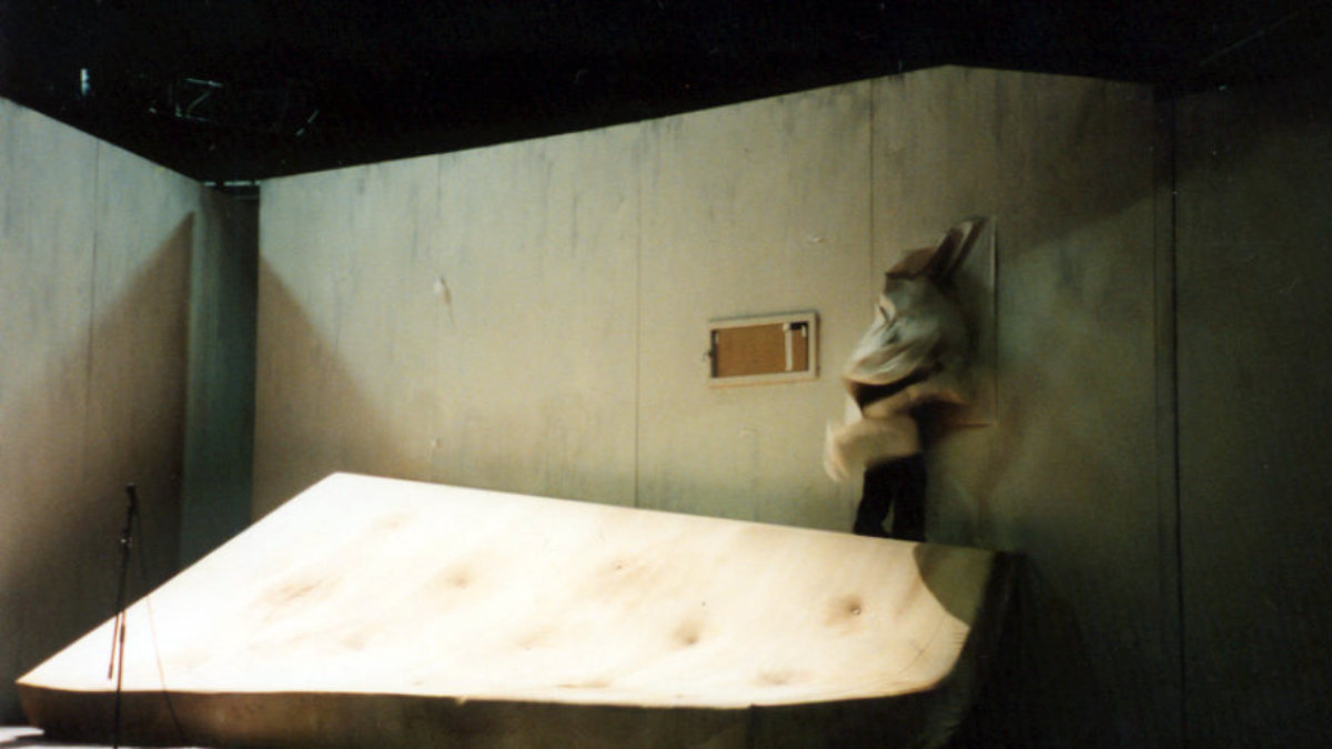 2001 // Bühnenbild und Kostüme für Die Gerechten / Camus / Regie: Marlon Metzen / Theater Bremen